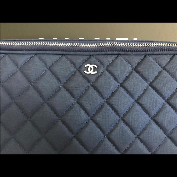 Chanel clutch dark cc logo blue quilted laptop bag - Picture 7 of 8